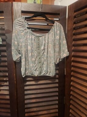 Mudd Grey Floral Button-Front Crop Top
